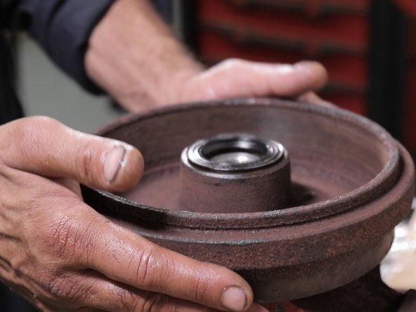 Reposez le tambour délicatement en guident le roulement intérieure sur la fusée d'essieu