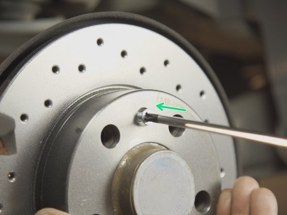 Placer la vis et la resserrer avec un tournevis cruciforme