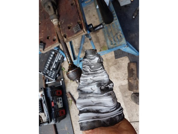 Une fois le soufflet retourné, le mettre dans de l'eau chaude pour le ramollir.