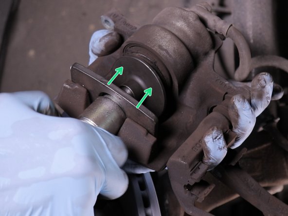 Insérer le repousse piston et repousser le piston en tournant sur la manivelle