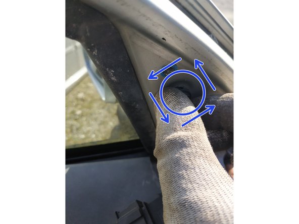 dévisser les 3 vis de l'autre main et les retirer