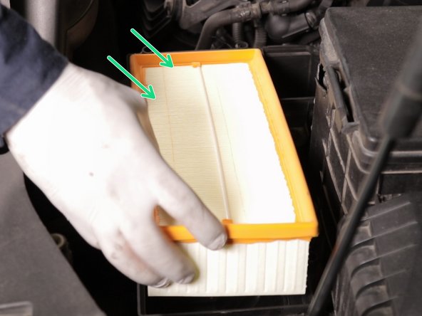 Reposer le nouveau filtre à air dans la boite à air