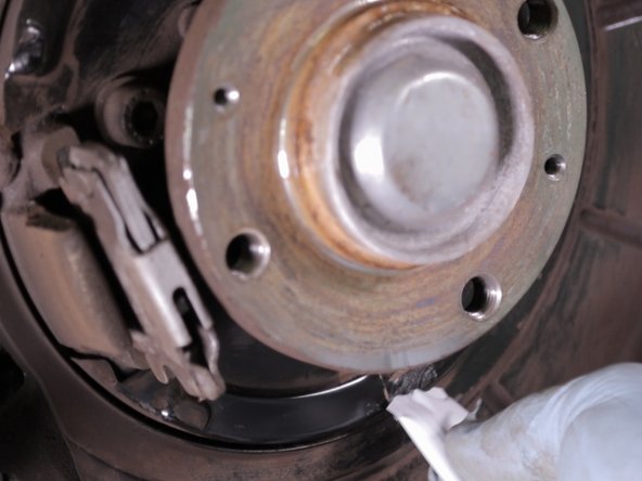 Graisser les surface du contact des mâchoires tout autour de la flasque