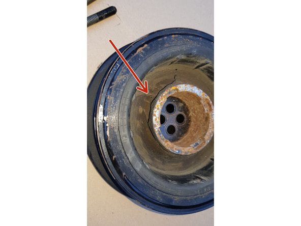 Craquement du caoutchouc de l'ancienne poulie.