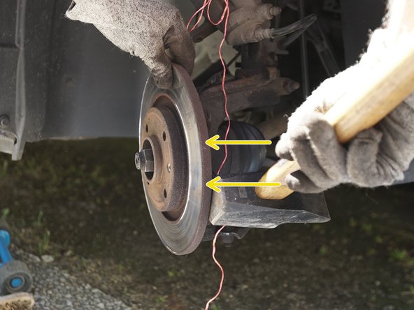 Tapez sur le disque avec un marteau si nécessaire pour le faire sortir de son emplacement