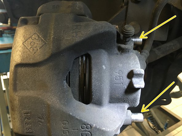 Visser les deux vis de 7 à l'aide de la clé BTR