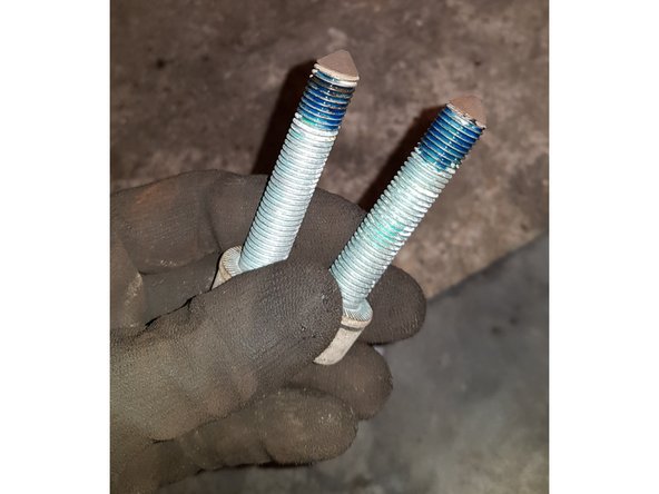 Mettez un peu de frein filet sur les anciennes vis de support d'étrier que vous allez utiliser pour le fixer.