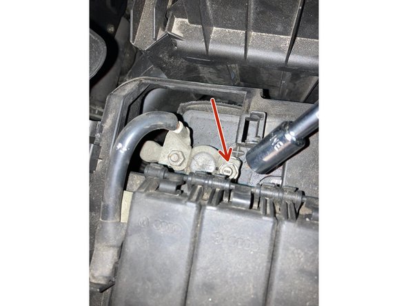 Reprenez le cliquet avec la douille de 10 et desserrez la cosse positive et retirez la de la borne.