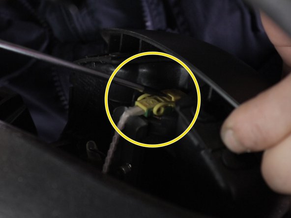 Derrière l'airbag se trouve les connecteurs (un en haut et un autre en bas) soulever la languette de verrouillage du connecteur avec un tournevis plat