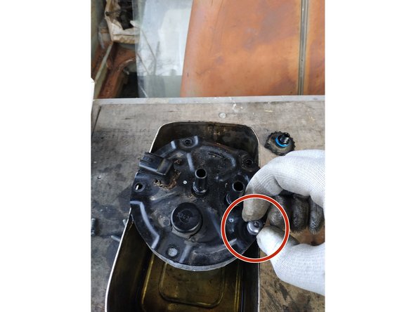 finir de dévisser les 5 vis du couvercle à la main et laisser tomber le couvercle inférieur