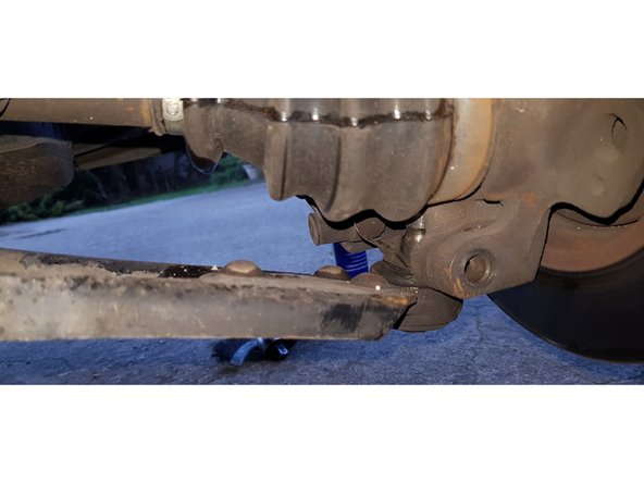 Avec un extracteur de rotule, désaccouplez la rotule de la fusée.