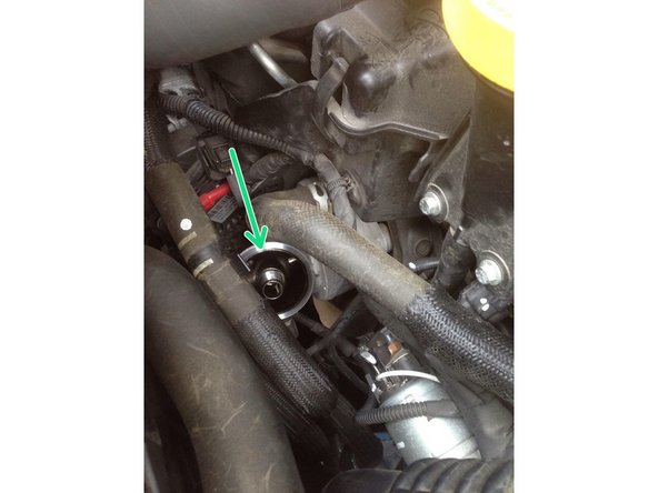 Pour terminer, retirer votre filtre à huile en le dévissant à la main.