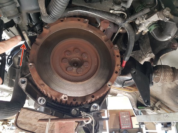 Ici on voit mieux les guides qui permettent de glisser la boite de vitesse sur le moteur