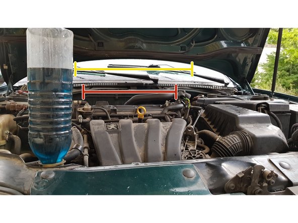 Puisque la durite neuve est située plus haut que le niveau max du réservoir il faut remplir la bouteille jusqu'à ce que le niveau du liquide soit plus haut. Vous devriez voir les bulles d'air s'échapper par la bouteille.