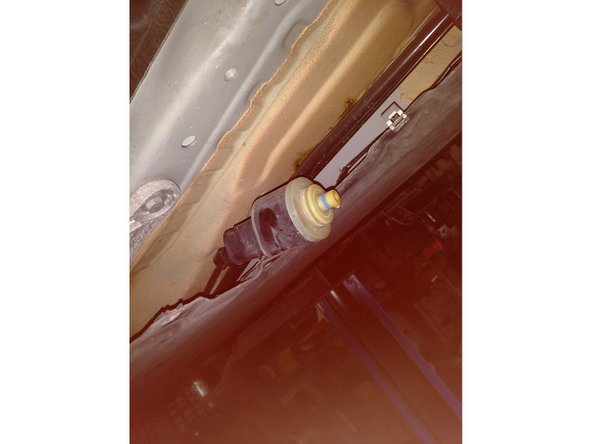 Récupérer le joint en plastique noir pour le mettre sur le nouveau filtre