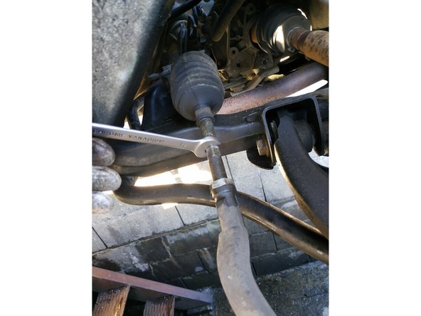 tenir la rotule intérieure à l'aide d'une clé plate de 13mm si la rotule extérieure n'est pas déjà libre