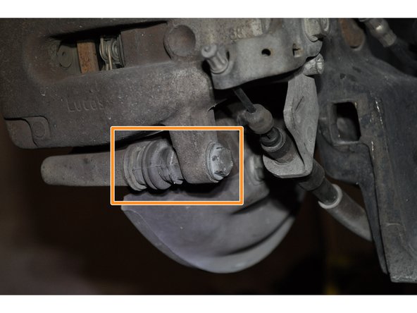 De la même manière déposer la vis inférieure.