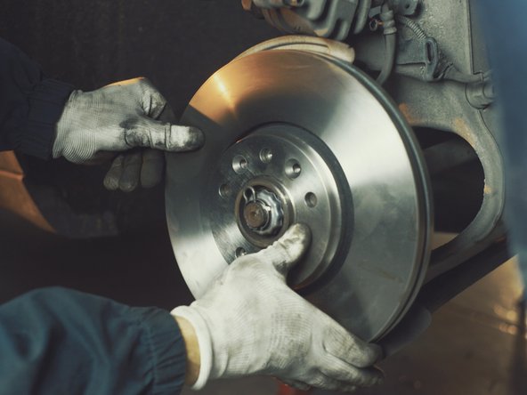 Tourner le disque sur le moyeu pour aligner les trous des vis de maintient