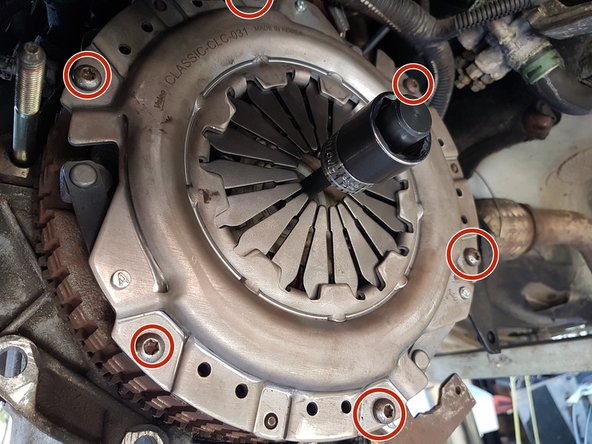 Vissez les 6 vis pour soutenir l'ensemble.