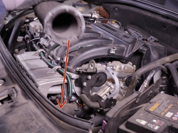 Remanchonner le tuyau d'admission d'air de la boite