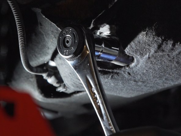 Bloquer le bouchon de vidange avec le cliquet et la douille de 19