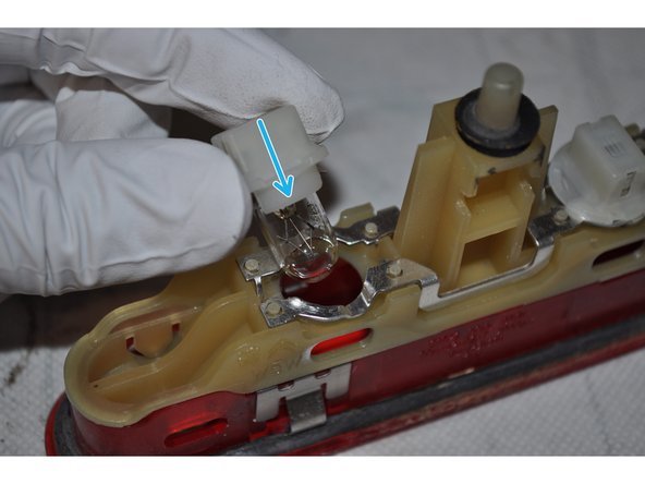 Insérer le porte-lampe dans le bloc du feu et le verrouiller par un quart de tour