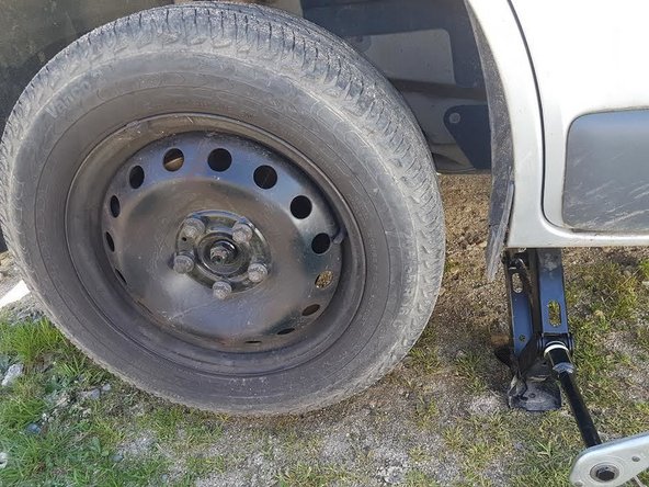 On pompe plusieurs fois sur la pédale de frein jusqu'à ce qu'elle se durcisse.