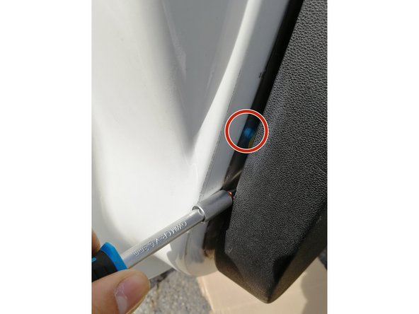 Faire levier tout autour pour éviter de casser les rivets en plastique