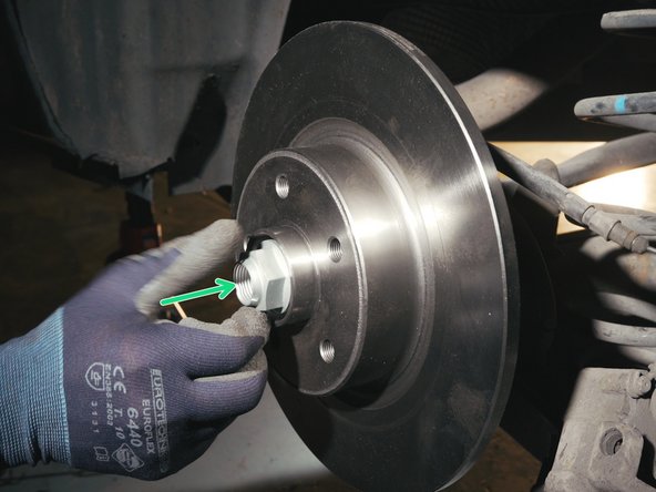 Reposer le nouvel écrou sur la fusée