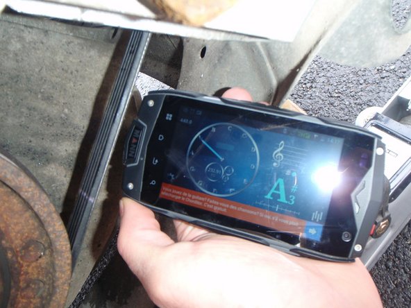 Le mettre en place comme sur la photo et commencer à serrer.