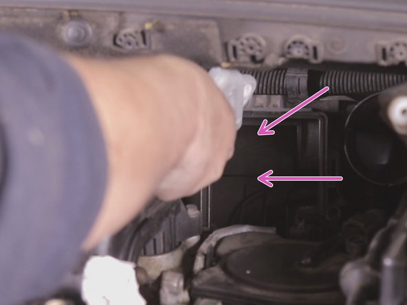 Nettoyer le fond du Boîtier du filtre à air avec un aspirateur ou une soufflette