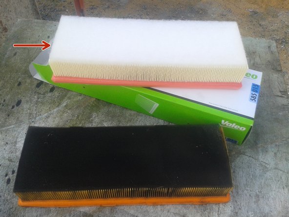 Insérer le nouveau filtre à air. Emboitez les quatre languettes du couvercle de la boîte à air dans leurs emplacements.