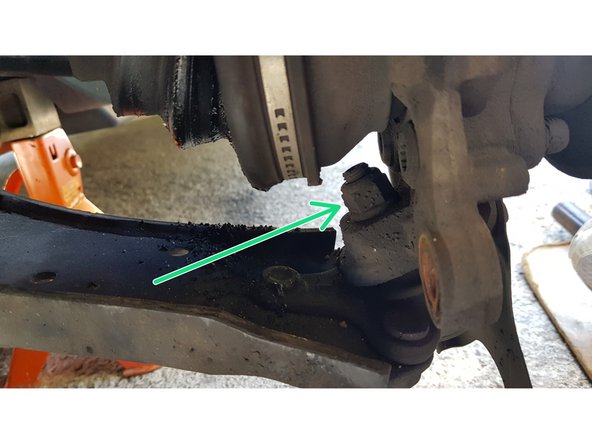 Avec une clé de 18mm retirez l'écrou de la rotule de suspension.