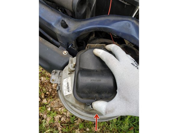 appuyer sur la languette du cache