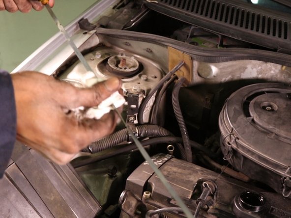 Tirer la jauge d'huile, essuyer la , et replonger la.