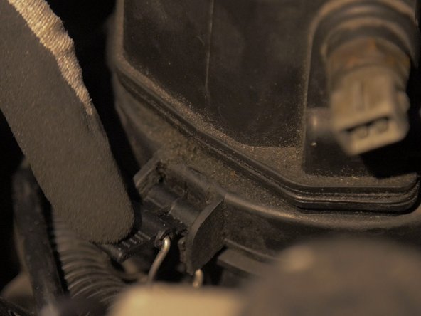 
A second clip is present behind the air box, repeat the operation

