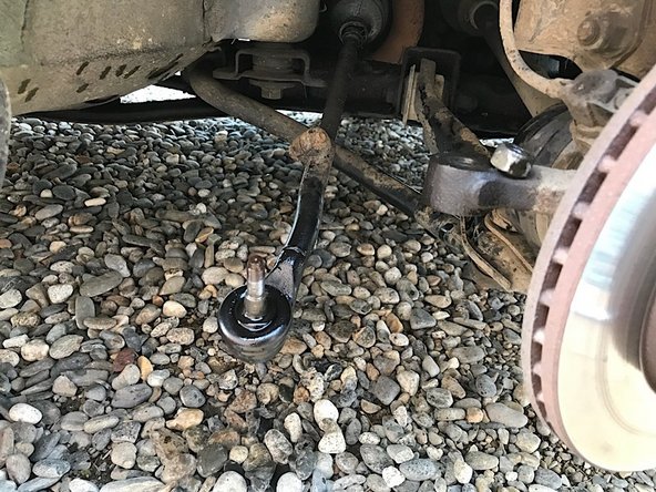 Une fois dévissé, tapoter légèrement pour faire sortir la biellette de son logement.