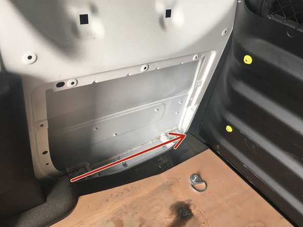 Faite passer le plus jusqu'au boitier fusible en passant derrière les garniture