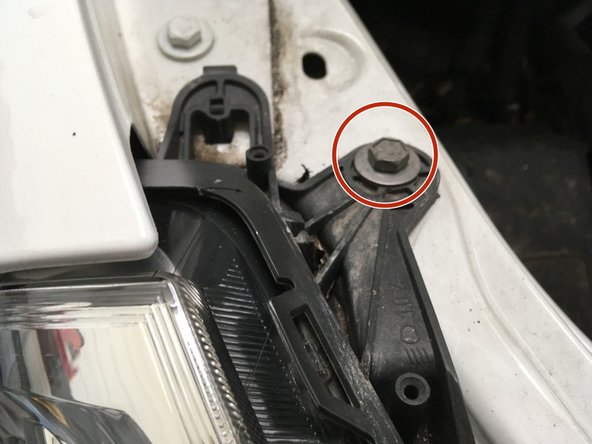 Dévisser les trois vis de 10 qui maintienne l'optique