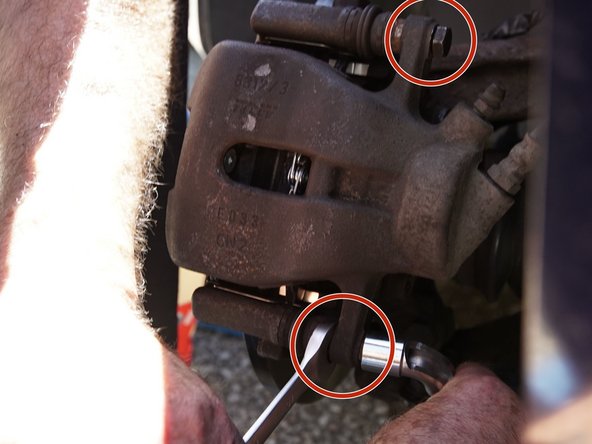 Terminez de resserrez les deux vis de l'étrier