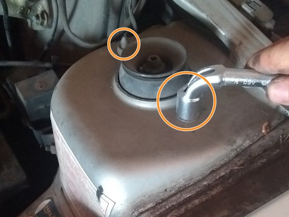 
Loosen the 2 upper screws of the landing gear leg using a 13 socket wrench.
