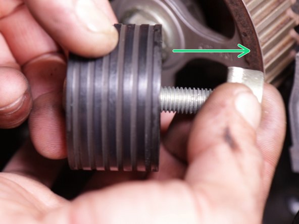 Récupérer l'entretoise située derrière le galet enrouleur pour le remontage du nouveau galet