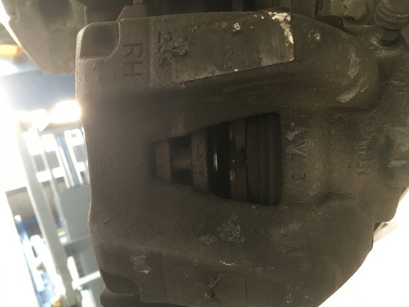 Repousser le piston à l'aide du tournevis