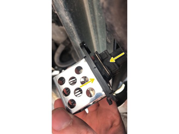 Repérer les 3 ergots afin de rebrancher correctement la connectique