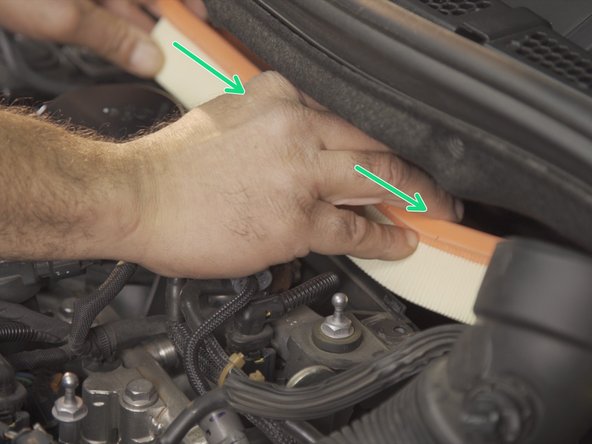 Replacer le nouveau filtre dans la boite à air