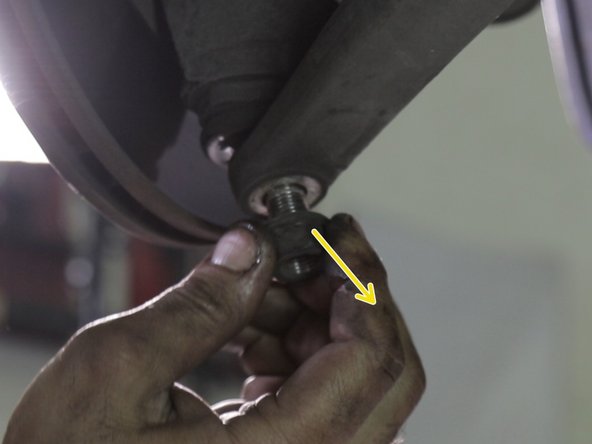 Desserrer l’écrou de la rotule de pivot et retirer le