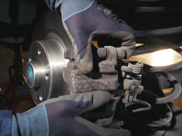 Replacer l'étrier de frein sur la chape