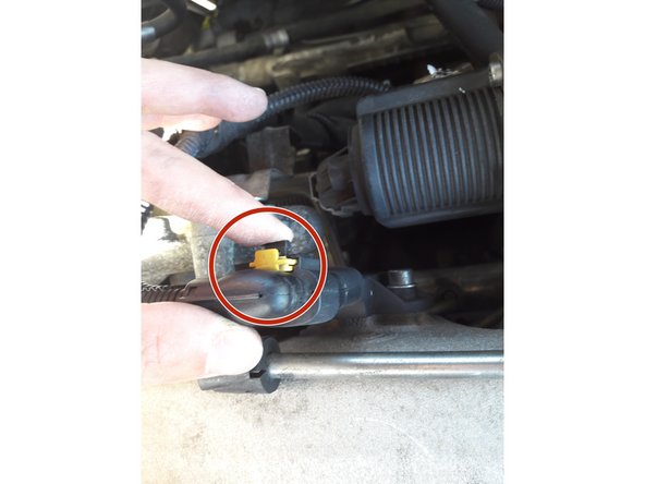 En appuyant sur le crochet noir ,déconnecter le capteur