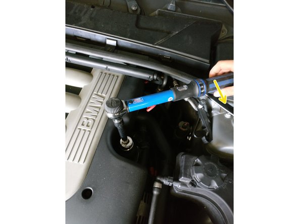 Visser le filtre à huile au couple de 25N.m