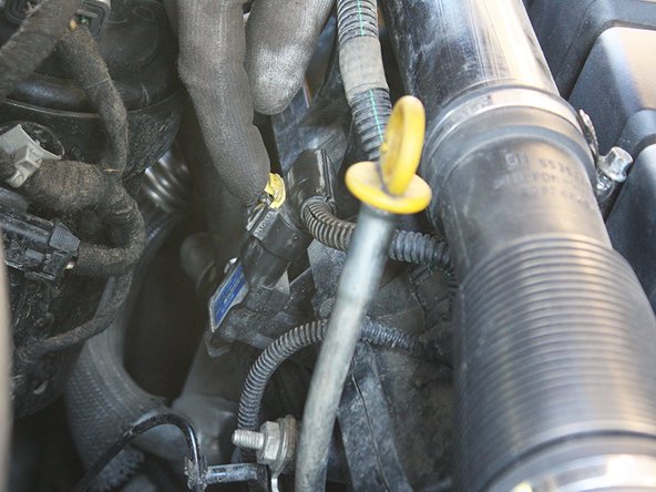 Appuyer ensuite sur la languette et tirer sur le connecteur afin le débrancher.